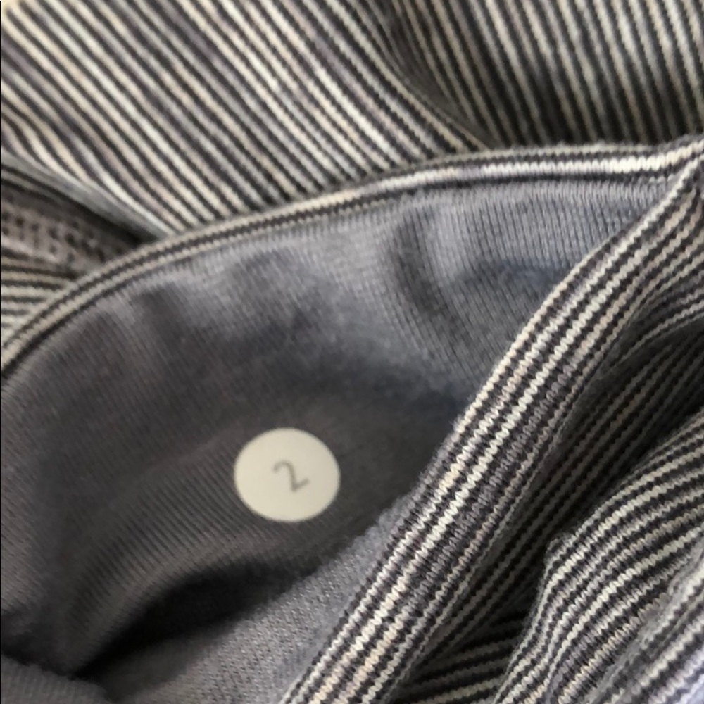 Lululemon crop with ruching - Picture 6 of 6